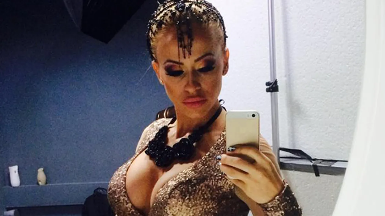 INCREDIBIL! Sanii voluptosi ai Andei Adam erau sa iasa pe afara