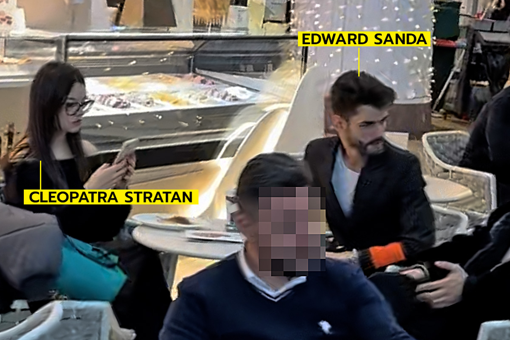 Edward Sanda părăsește mall-ul (Foto: CANCAN.RO)