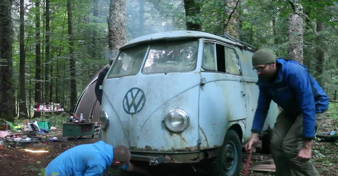 Transformarea incredibilă a unui autobuz Volkswagen: cum a ajuns să pornească deşi fusese abandonat acum 40 de ani în munţi