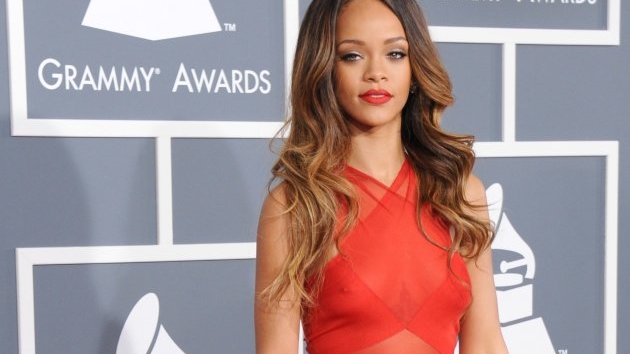 La 4 ani după ce Chris Brown a snopit-o în bătaie, Rihanna a venit cu el la Grammy! Uite ce rochie transparentă a avut