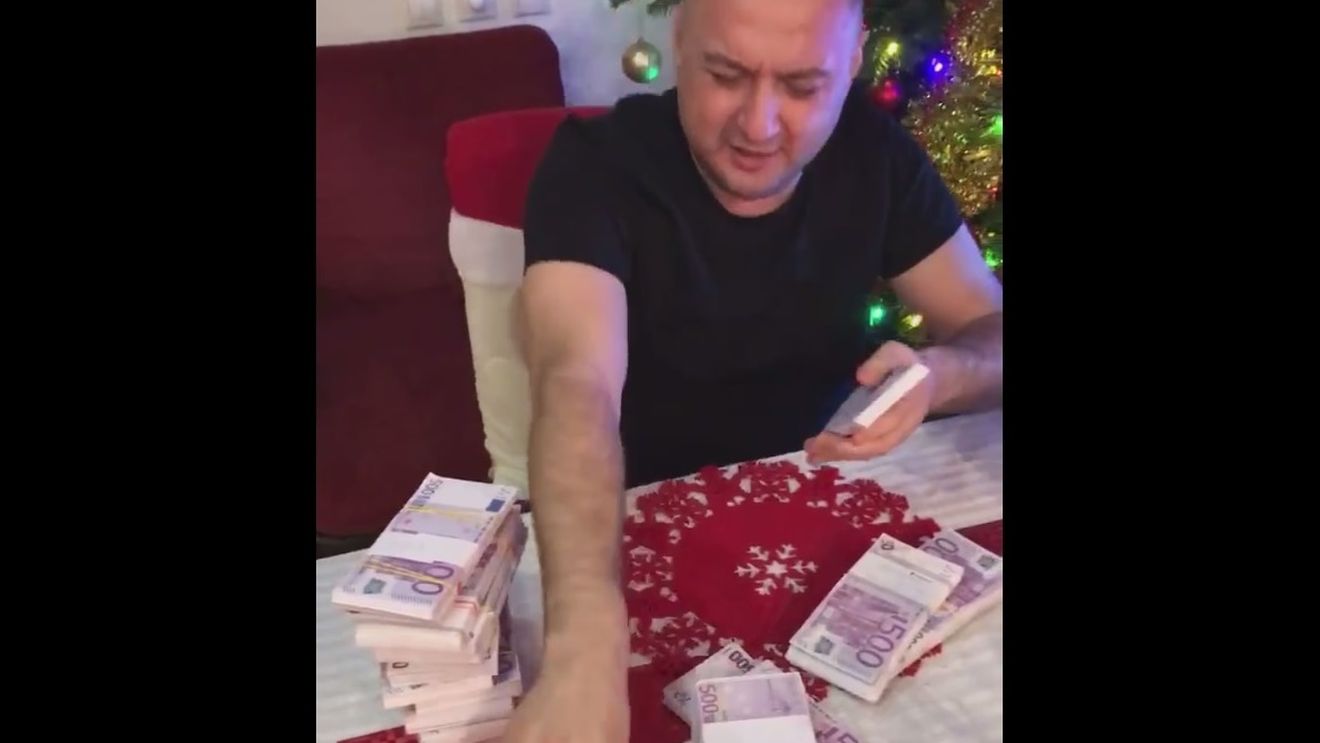 LEO de la STREHAIA le-a arătat tuturor câţi bani are de fapt: „Nu e bine că am bani şi femei multe?“