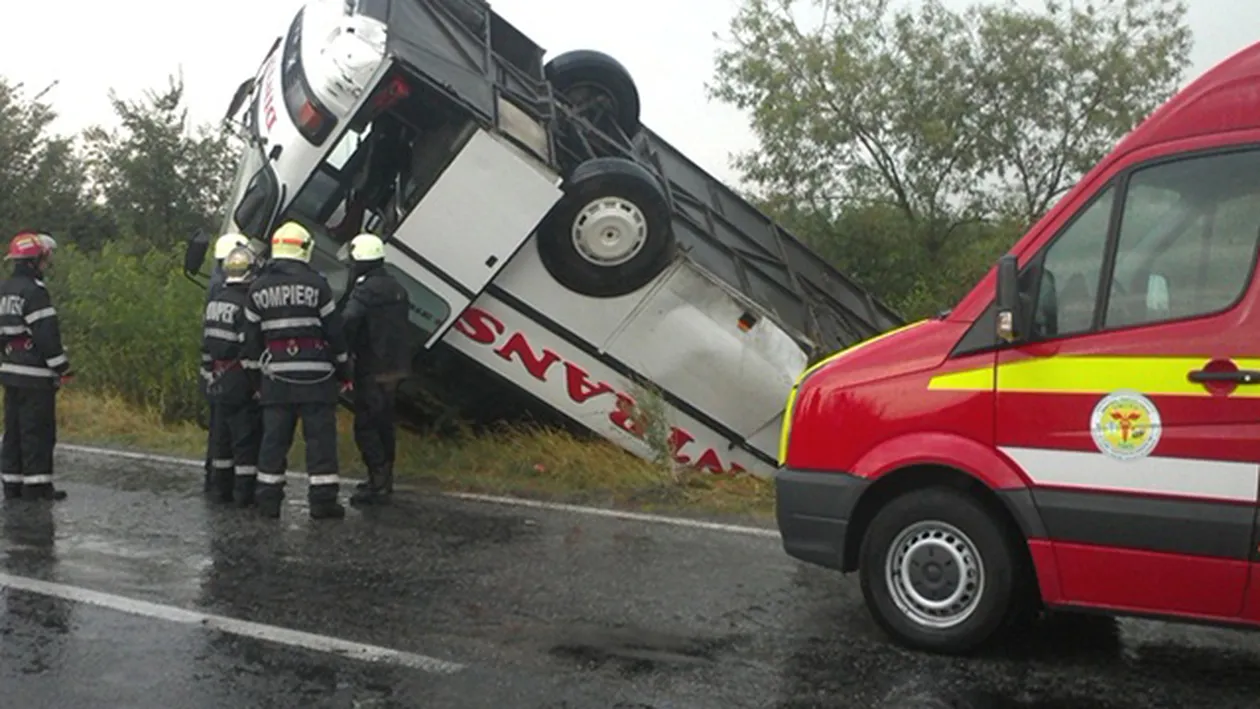 Grav accident de circulatie! Un autocar cu 67 de pasageri s-a rasturnat, la Arad!