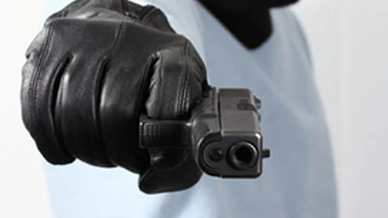 Un hot a incercat sa fure portofelul unui director de banca chiar din sediul sucursalei!