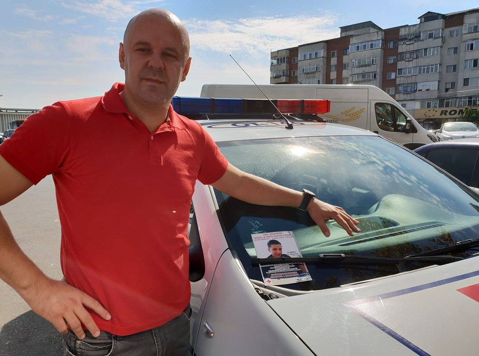 Polițistul s-a implicat total în ajutorarea tânărului