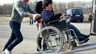 Smiley si Dragos Bucurenci, voluntari in cadrul unei actiuni umanitare