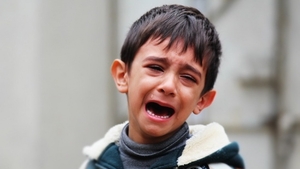 Baietelul statea in fata unui magazin de pantofi. O femeie se apropie si il intreaba ce face. Acesta ii spune: „I-am cerut lui Dumnezeu sa…”