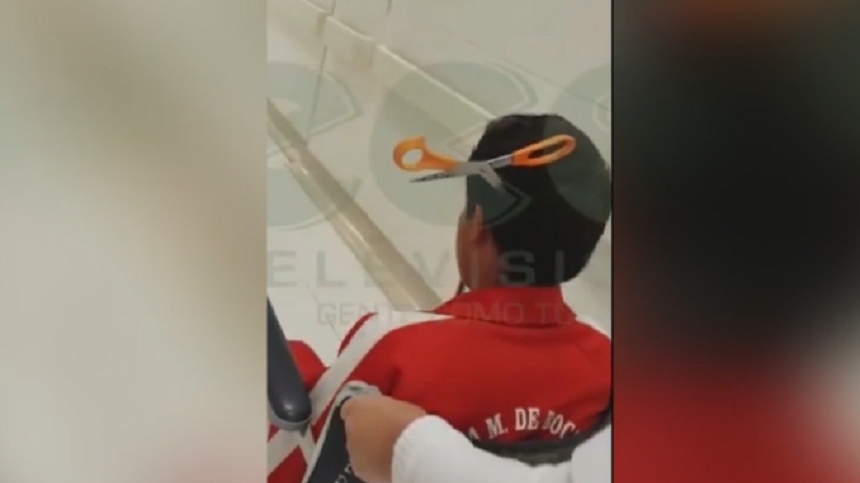Scene şocante! Un elev a ajuns la spital cu o foarfecă înfiptă în cap, după ce a izbucnit o bătaie în clasă