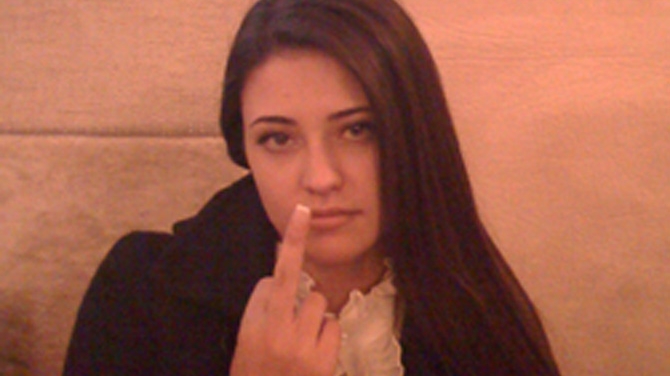 Antonia face un gest obscen intr-o fotografie care te va face sa-ti schimbi parerea despre solista! Pentru cine crezi ca a ridicat degetul mijlociu?
