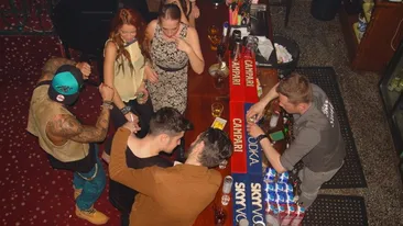 Culisele petrecerii Antoniei: cantareata s-a rupt pe manele pana a dat cu capul de pereti, iar Velea a sarit la bataie!