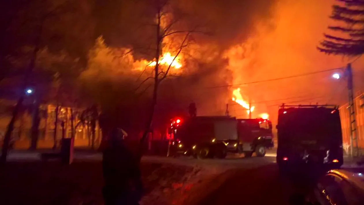 Incendiu violent la un spital din Timiş! Pompierii se luptă cu focul de mai bine de două ore
