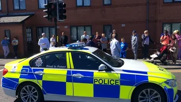 Un vehicul a intrat într-un grup de oameni la Newcastle! 6 persoane au fost rănite, un copil e în stare critică