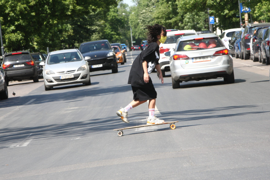 Inna se deplasează cu skateboard-ul prin Capitală