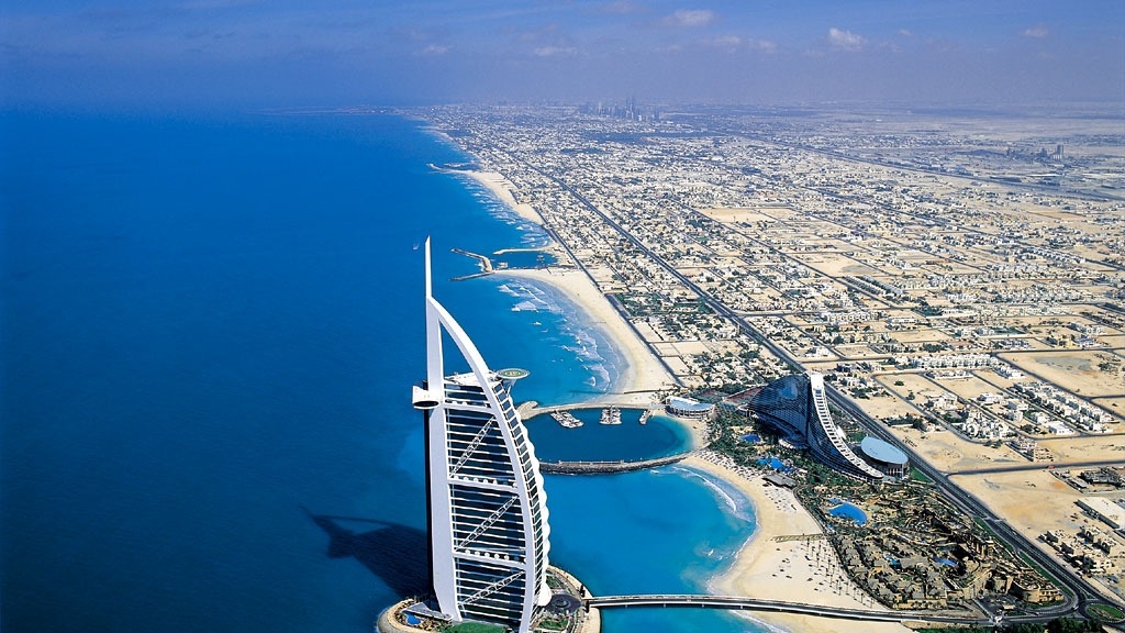 Bianca Dragusanu a facut senzatie pe o plaja in Dubai! Pictorial fierbinte pentru barbatul care o plimba numai la “business class”