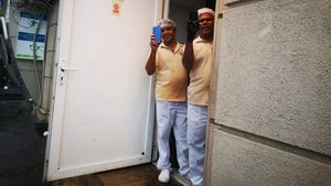 Doi bărbați din Sri Lanka au văzut zăpadă pentru prima oară în viața lor