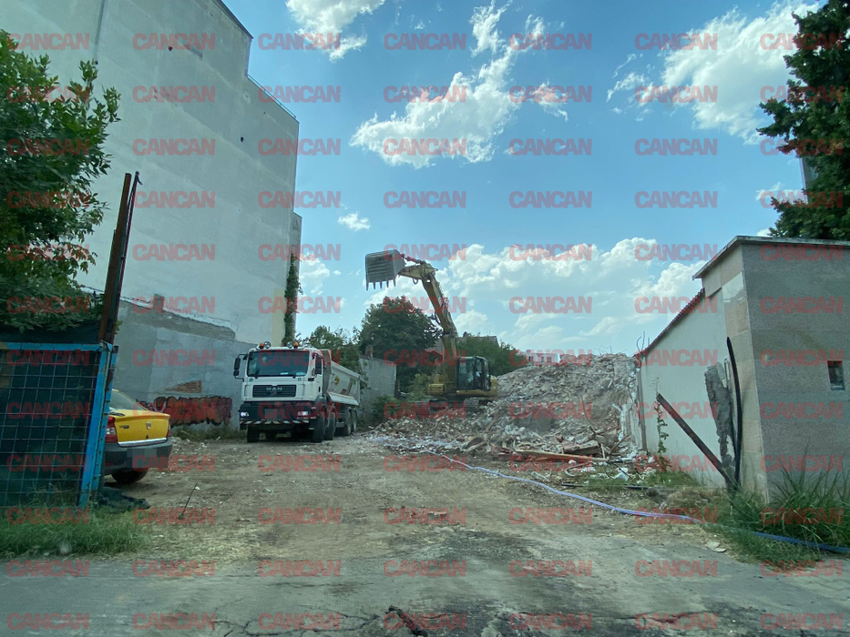 Un buldozer a intrat în forță în vila care a aparținut lui Vasile Turcu