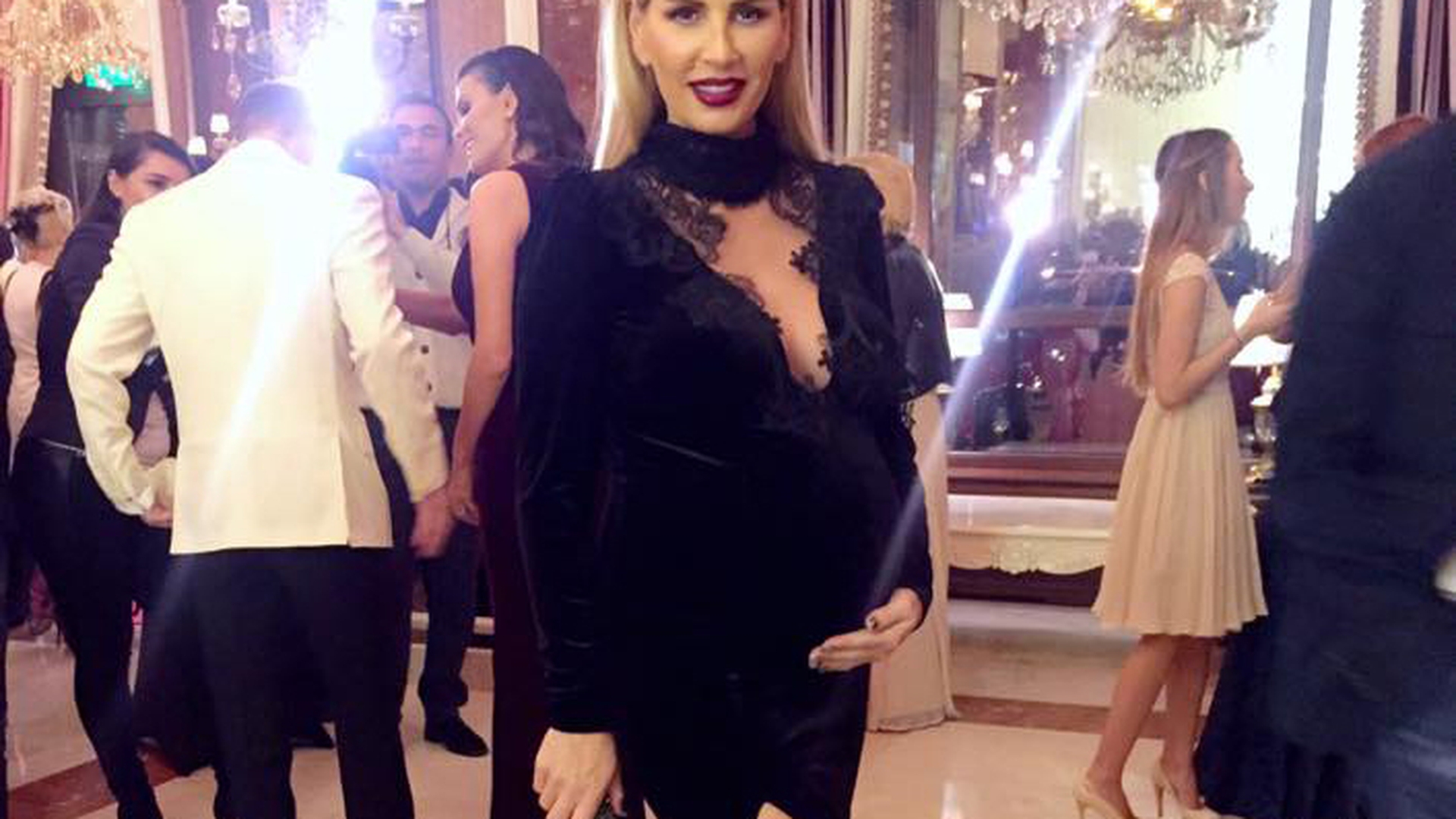 Andreea Bănică, terorizată de frica vergeturilor! Cum arată burta artistei cu câteva săptămâni înainte de a naşte