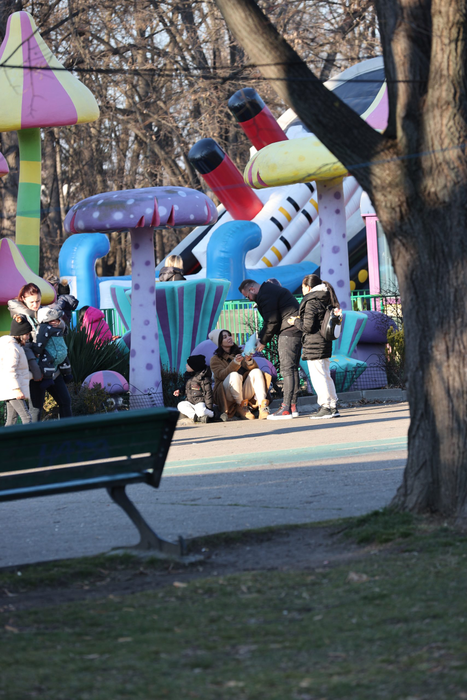 Ilinca Vandici și băiețelul ei, Zian, la plimbare prin parc