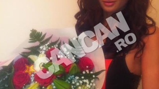 Ce face Ramona Gabor prin Dubai? Primeste zilnic buchete de flori de la necunoscuti si e "chinuita" de furtunile de nisip de pe plaja!