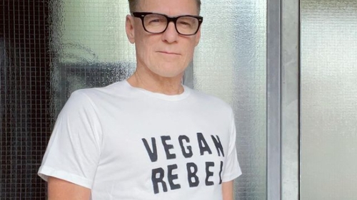 Bryan Adams s-a infectat cu COVID-19 pentru a doua oară într-o singură lună. Artistul este vaccinat cu schema completă