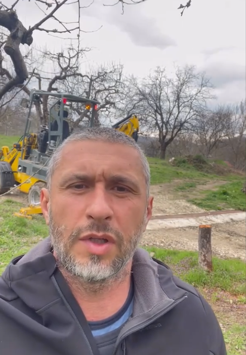 Dragoș Bucur a început munca de primăvară la țară! Actorul știe să manevreze un utilaj la care sigur nu te gândeai