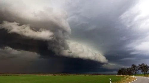 Un ciclon periculos va lovi astăzi România! Meteorologii au anunțat fenomene extreme