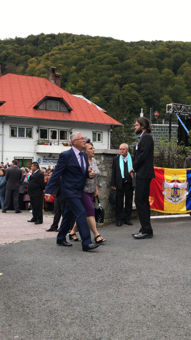 Primii invițati la ”Nunta anului” și-au făcut apariția la Biserica Sfântul Ilie din Sinaia