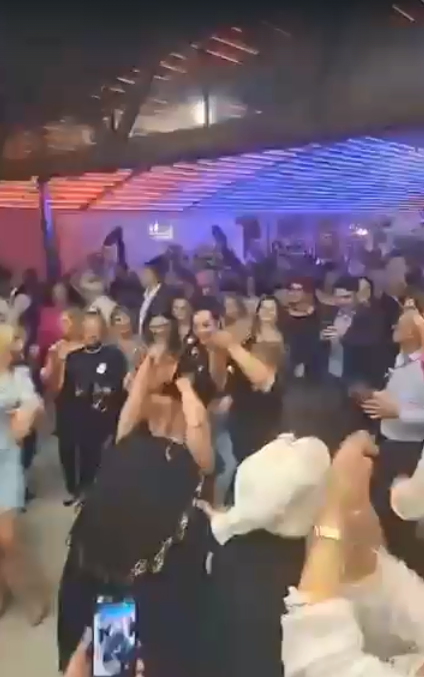 Țara arde și Diana Șoșoacă se ”rupe” în dansuri arăbești. Mișcările demențiale au acaparat publicul