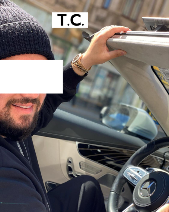 T.C., la volanul unui Mercedes decapotabil din colecția nesfârșită a Clanului Sărsăilă (Foto: Instagram)
