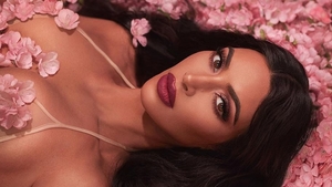 Kim Kardashian, criticată dur după ce a fost surprinsă topless: “Ai un soț și copii”