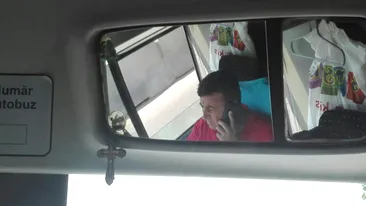 Imagini revoltătoare. Un șofer RATB vorbește la telefon în mers și uită să oprească în stație!
