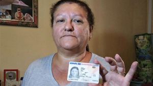 Această femeie a mers alături de Poliţie la mormântul în care toată lumea spunea că e îngropată. Oamenii au avut un şoc atunci când a fost deschis sicriul