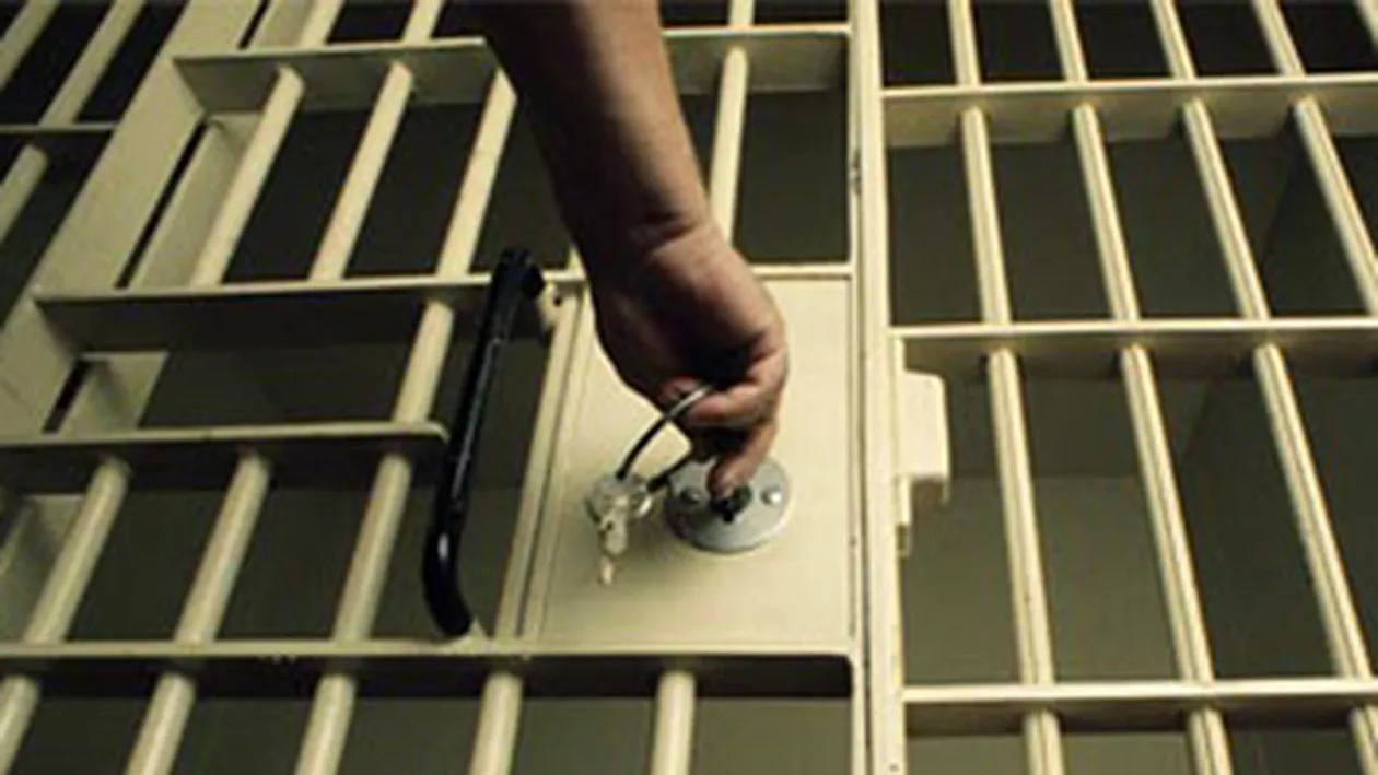 Gardienii de la Penitenciarul Aiud au gasit in pachete cartele SIM lipite in pantofi