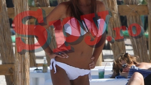 Gafele lor in imagini! Daiana Anghel a confundat palaria cu un parasolar, iar Lavinia Parva a prezentat-o cu mana in sold!