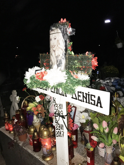 Mormântul Denisei este acoperit de flori şi daruri, chiar şi la două luni de când îndrăgita cântăreaţă s-a stins din viaţă