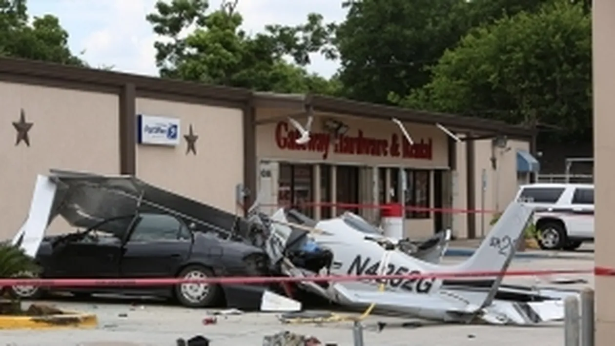 Două avioane s-au prăbuşit! Toti pasagerii au murit