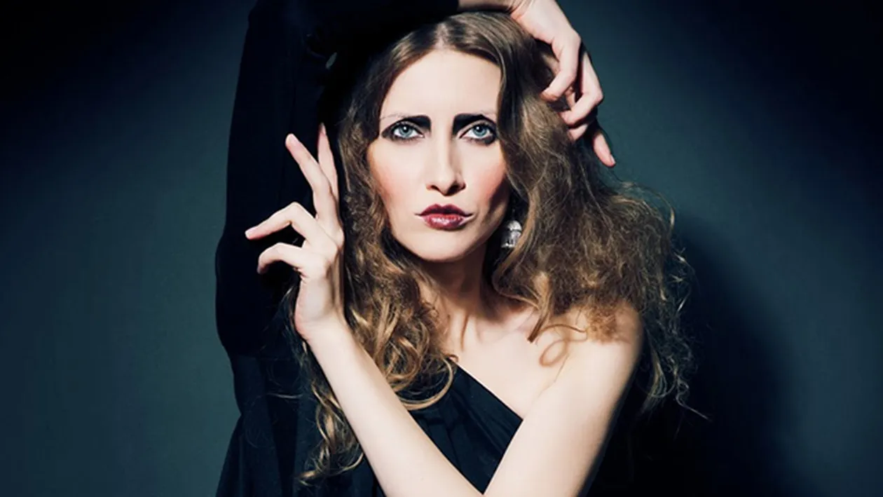 Iulia Albu, INJURATA ca la usa cortului de un celebru designer vestimentar! Vezi ce jigniri INCREDIBILE i-a adus