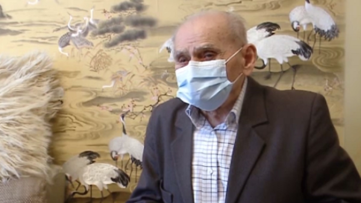 Un bătrân de 105 ani s-a vaccinat împotriva COVID-19. Ce s-a întâmplat la 5 minute după procedură