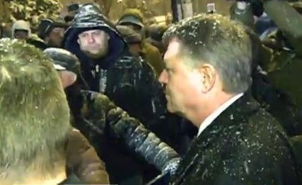 Preşedintele Klaus Iohannis a ieşit să vorbească cu manifestanţii din faţa Palatului Cotroceni