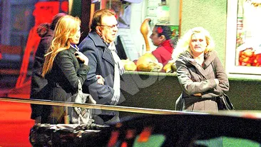 Oferta 2 in 1 de Craciun. Cotabita, facut sandvici de doua blonde zambitoare