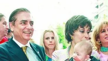 Au adus bebelusul la pozat