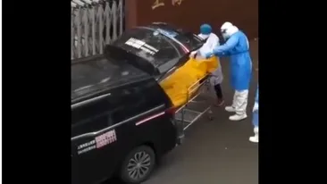Imagini şocante din Shanghai. Legiștii care transportau un bărbat într-un sac de cadavre au constatat că e viu