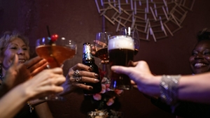 De ce nu ar trebui să consume românii bere? Pericolul poate fi unul iminent
