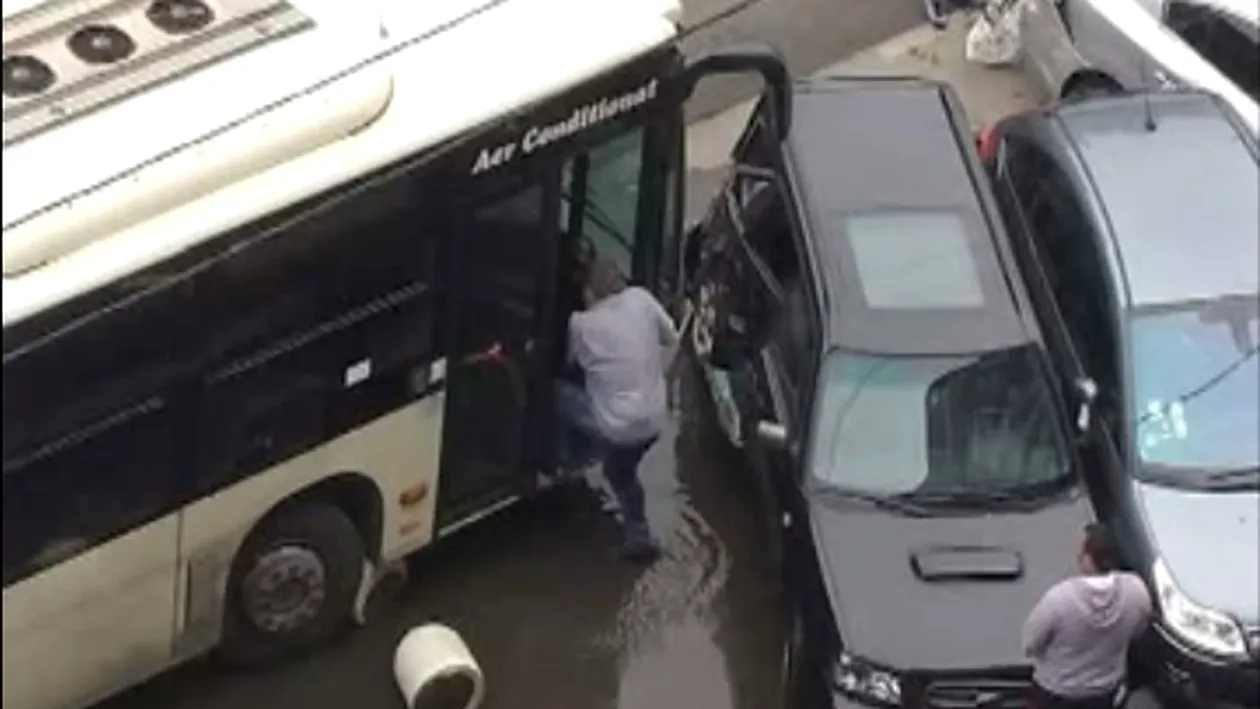 6 maşini distruse de un autobuz în Capitală. Poliția a ajuns, rapid, la fața locului