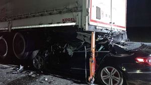 Un tânăr de 25 de ani a murit, după ce a intrat cu mașina sub un TIR