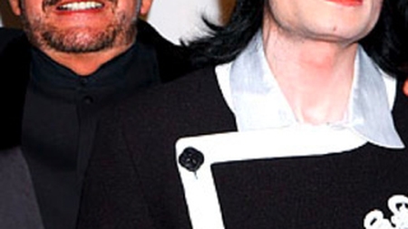 Fostul doctor al lui Michael Jackson  cere in instanta...un sacou!
