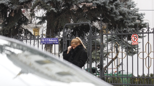 Simona Sensual, indoliata si cu lacrimi in ochi! Blonda a fost fotografiata iesind ravasita dintr-o biserica!