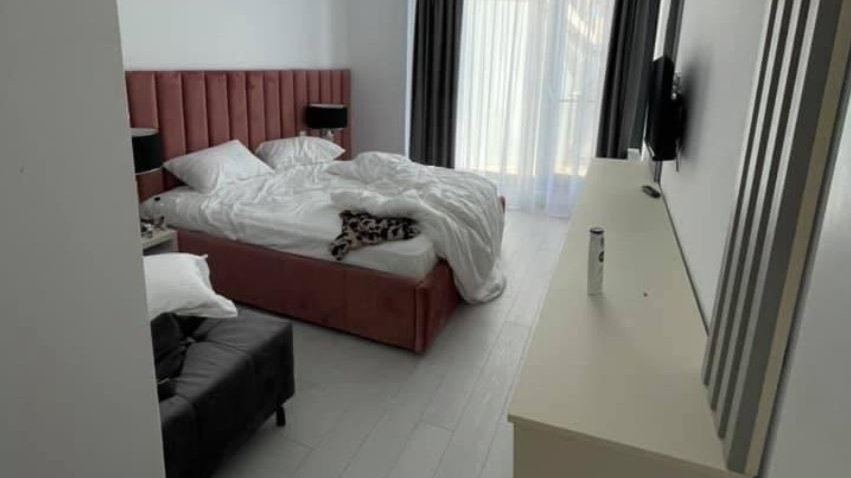 Scandalos! Ce a pățit o familie după ce a plătit 1.800 de lei pentru 3 nopți în Mamaia. Cum arăta camera, de fapt