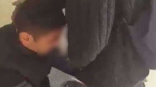 FOTO. Scene şocante în Târgovişte: un tânăr a fost abuzat sexual într-o autogară