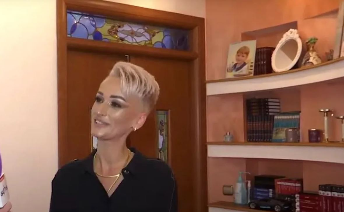 Cum arată apartamentul de 200 mp în care locuiește Regina Întunericului. Gabriela Lucuțar l-a amenajat după bunul plac: „Îmi place foarte mult negrul”