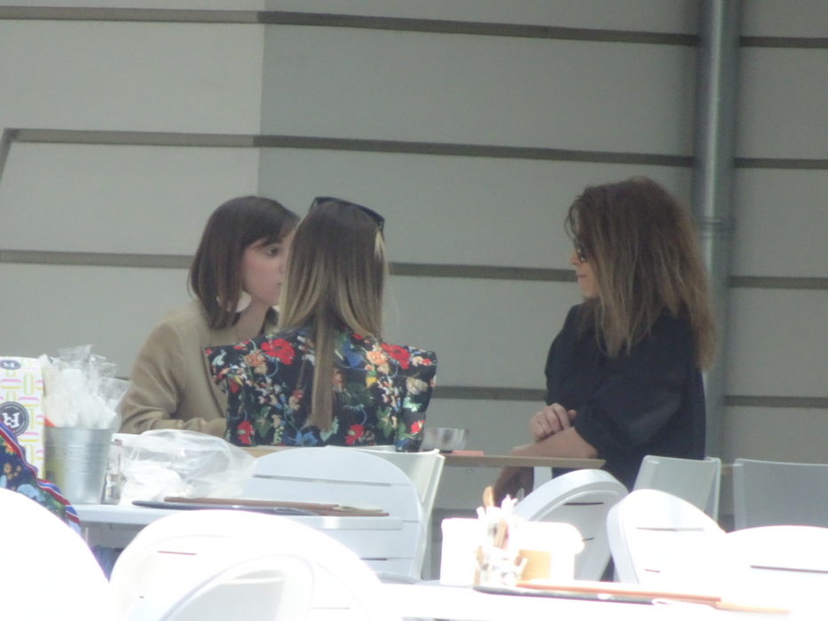 Dana Rogoz, la terasă cu fiul ei, Adela Popescu și Alina Chivulescu